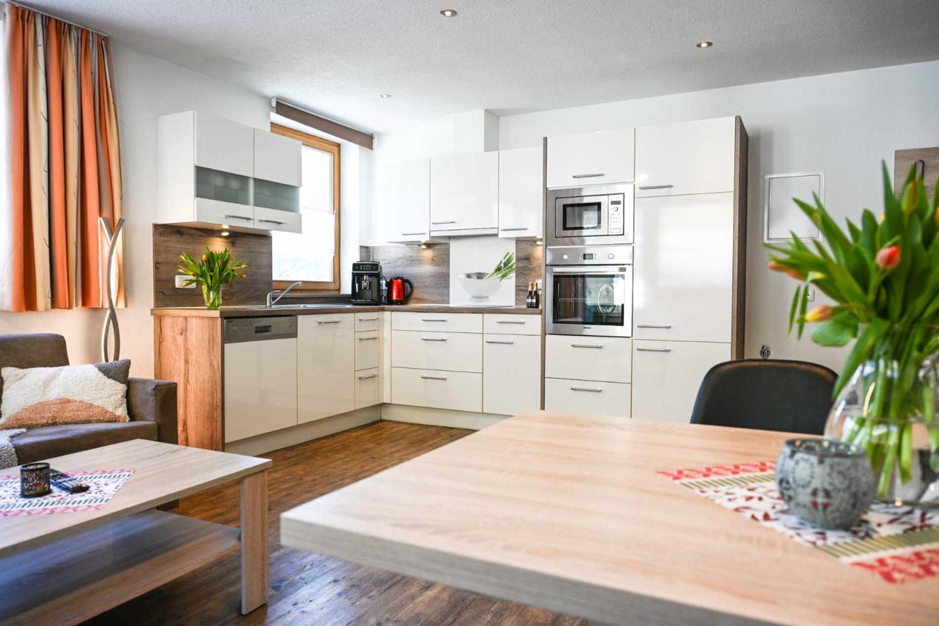 Appartements Schwarzer Adler Elbigenalp Exteriör bild